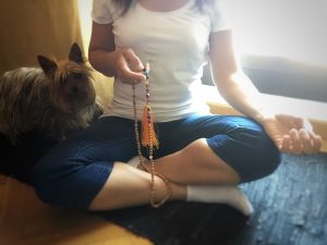 Meditando con el mala de sándalo